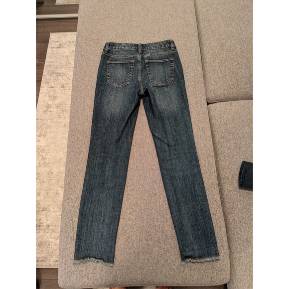 Medium blue straight jeans w/ frayed hem, size 25 - Picture 3 of 4
